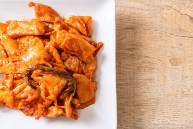 kimchi ile tavada kızartılmış domuz eti