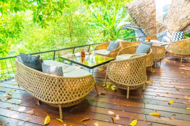 boş açık veranda masa ve sandalye yastıkları ile