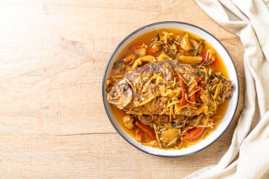 Salamura marul ile haşlanmış sazan balığı