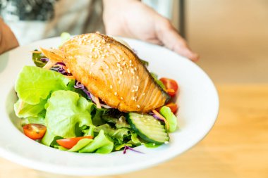 Kızarmış somon salata