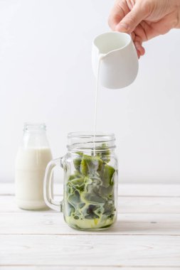 Matcha yeşil çay buzlu süt ile