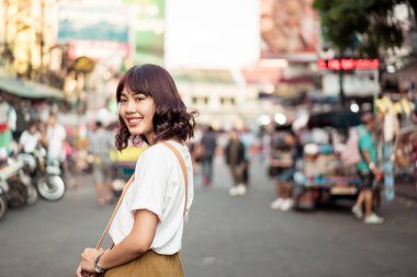 Mutlu ve güzel Asyalı kadın Khao Sarn Road, Tha seyahat