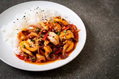 tavada kızartılmış ahtapot veya kalamar ve Korece baharatlı (osam bulgogi yapıştırmak