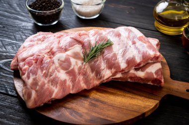 Taze çiğ domuz kaburgası. 