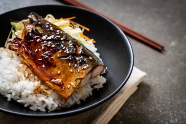 saba balık tepesinde ekmek kapısı üzerinde teriyaki soslu ızgara