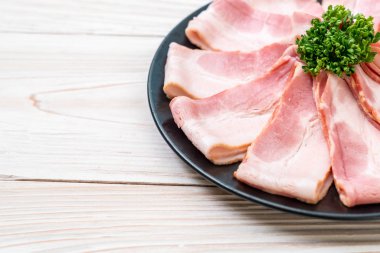 Çiğ domuz pastırma dilimlenmiş