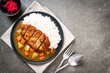 Çıtır çıtır kızarmış domuz pirzola köri ve pilav ile 