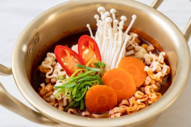 Altın tencerede Kore anlık erişte 