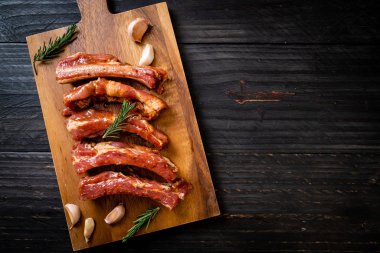 Taze Çiğ domuz kaburga malzemelerle kavurma için hazır