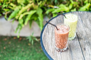 buzlu çikolata ve matcha yeşil çay bardağı masanın üzerine