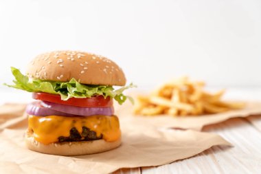 taze lezzetli biftek burger peynir ve patates kızartması