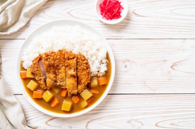 Çıtır çıtır kızarmış domuz pirzola köri ve pilav ile 