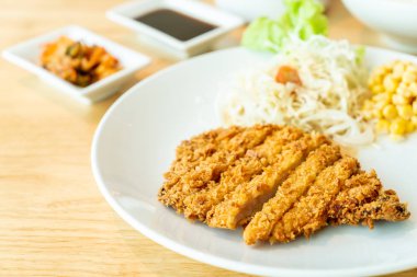 Kızarmış pirzola domuz (Tonkatsu) kümesi 