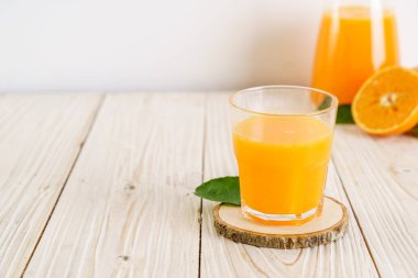 Ahşap arka plan üzerinde taze portakal suyu