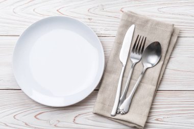 boş tabak kaşık çatal ve bıçak