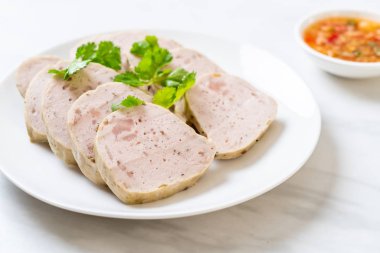 Domuz sosisi Vietnam dili veya Vietnamca domuz buğulama