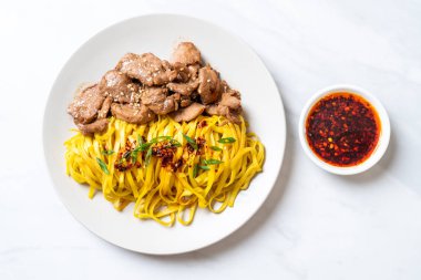 domuz eti ile Asya tavada kızartılmış erişte