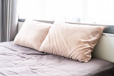 Yatakta rahat yastık 