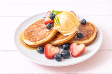 yaban mersini, çilek, bal ve vanilya buz-cr ile gözleme