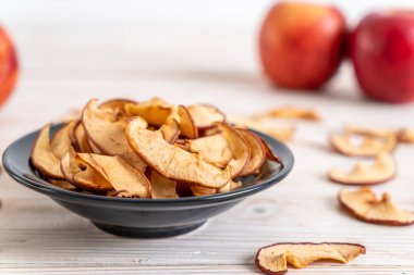 Ev yapımı kurutulmuş organik elma dilimli