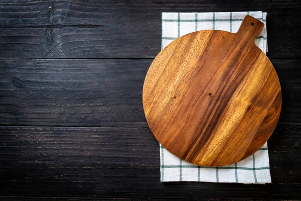 Empty cutting wooden board with kitchen cloth — Stock Photo, Image