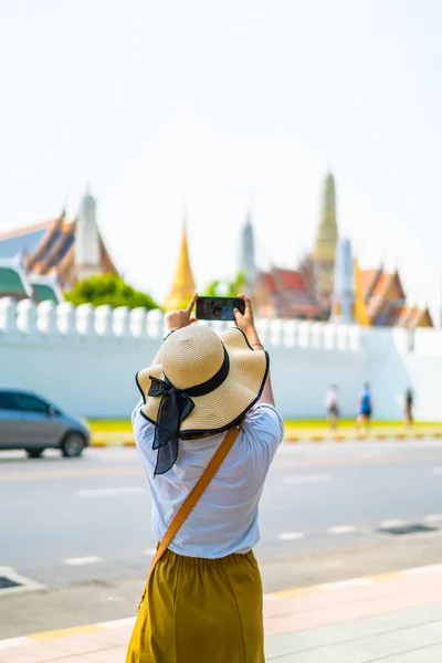 Mulher asiática feliz viagens na Tailândia — Fotografia de Stock