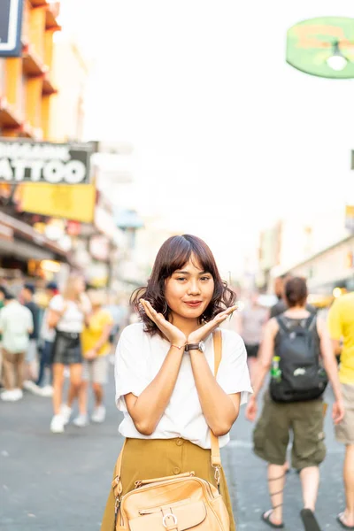 Mutlu ve güzel Asyalı kadın Khao Sarn Road, Tha seyahat — Stok fotoğraf