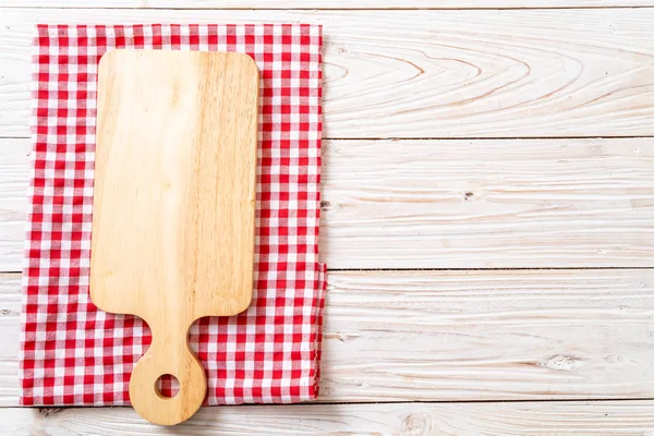 Planche à découper en bois vide avec chiffon de cuisine — Photo