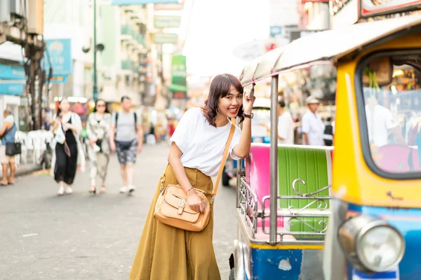 Mujer asiática feliz y hermosa viajando en Khao Sarn Road, Tha — Foto de Stock