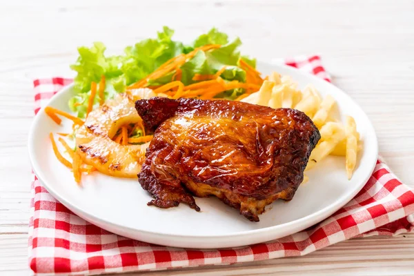 Gegrilde kip met plantaardige biefstuk — Stockfoto