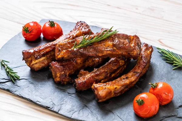 Gegrilde barbecue ribben varkensvlees — Stockfoto