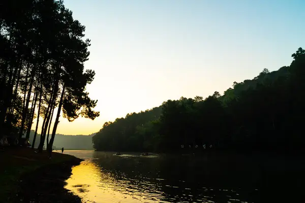 Lago Pang y bosque de pinos con salida del sol en Mae Hong Son, Th —  Fotos de Stock