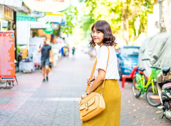 Boldog és szép ázsiai nő, Khao Sarn Road, Tha utazás — Stock Fotó