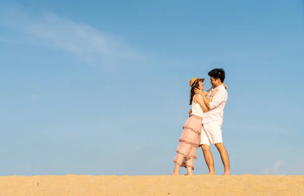 Feliz ásia casal no amor com azul céu — Fotografia de Stock