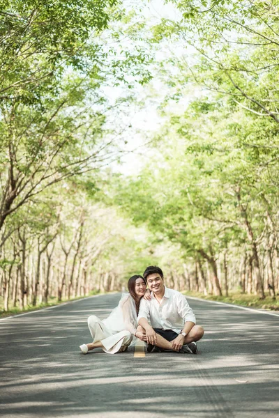 Feliz ásia casal no amor no estrada com árvore arco — Fotografia de Stock