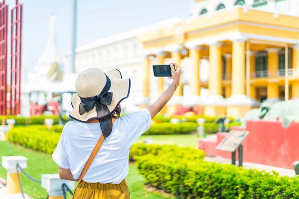 Mulher asiática feliz viagens na Tailândia — Fotografia de Stock