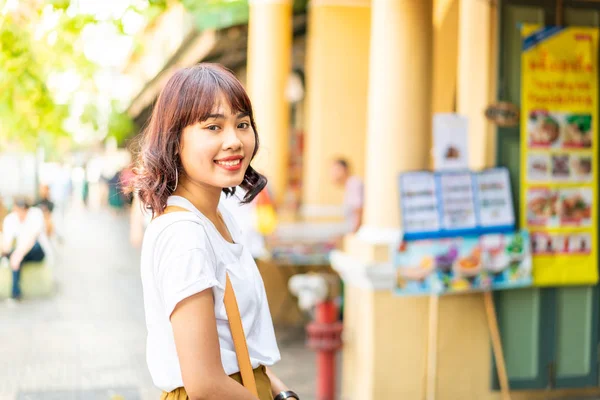 Gelukkig Aziatische vrouw reizen in Thailand — Stockfoto