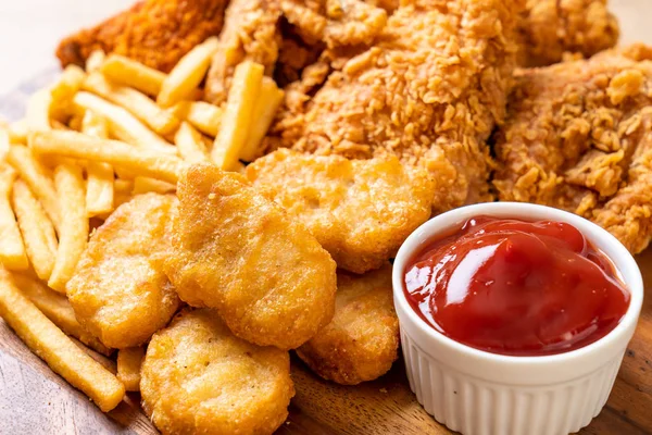 Gebakken kip met frietjes en nuggets maaltijd — Stockfoto