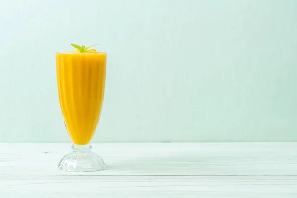 Fresh mango smoothies — Stock Photo, Image