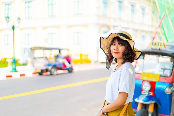 Mulher asiática feliz viagens na Tailândia — Fotografia de Stock