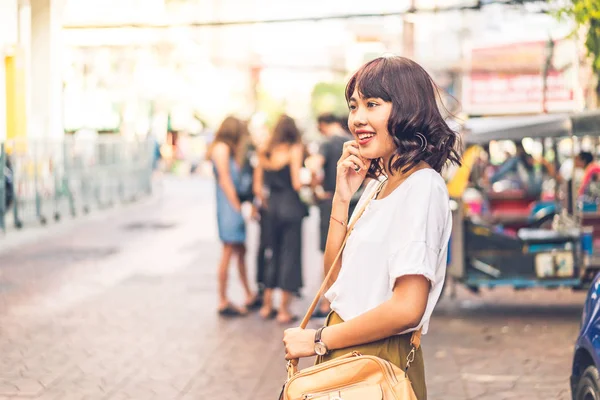 Mulher asiática feliz e bonita viajando em Khao Sarn Road, Tha — Fotografia de Stock