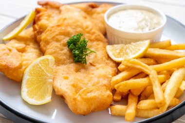 Kızartmalı balık ve patates kızartması.