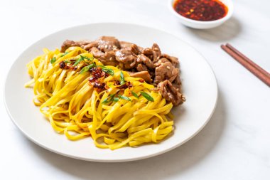 domuz eti ile Asya tavada kızartılmış erişte