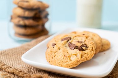 Çikolata parçacıklı kurabiye. 