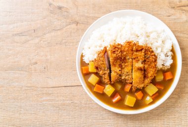 Çıtır çıtır kızarmış domuz pirzola köri ve pilav ile 