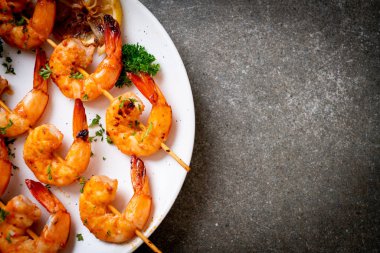 Limonlu ızgara kaplan karides şiş