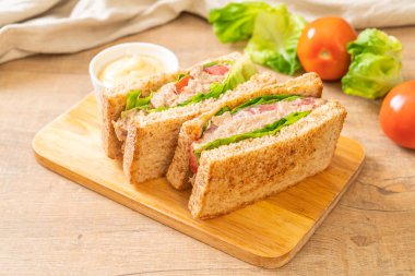 Ev yapımı ton balıklı sandviç 