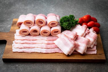 Çiğ domuz pastırma dilimlenmiş