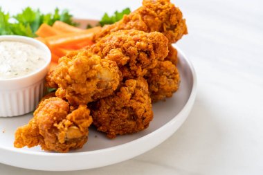 Kızarmış baharatlı tavuk kanadı