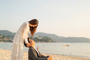 Mutlu çift balayı gidiş tropikal kum plajı üzerinde su içinde seyahat.